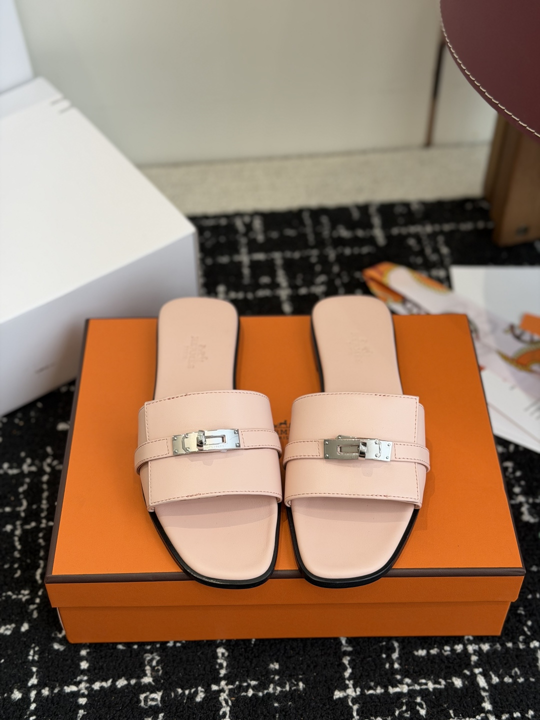 东莞代购级 Hermes爱马仕 26ss 凉拖鞋 经典的版型 ,搭配极具辨识度的扣子,上脚超级百搭好看时髦,各明星网红种 东莞代购级 Hermes爱马仕 26ss 凉拖鞋 经典的版型 ,搭配极具辨识度的扣子,上脚超级百搭好看时髦,各明星网红种