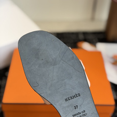 东莞代购级 Hermes爱马仕 26ss 凉拖鞋 经典的版型 ,搭配极具辨识度的扣子,上脚超级百搭好看时髦,各明星网红种 东莞代购级 Hermes爱马仕 26ss 凉拖鞋 经典的版型 ,搭配极具辨识度的扣子,上脚超级百搭好看时髦,各明星网红种