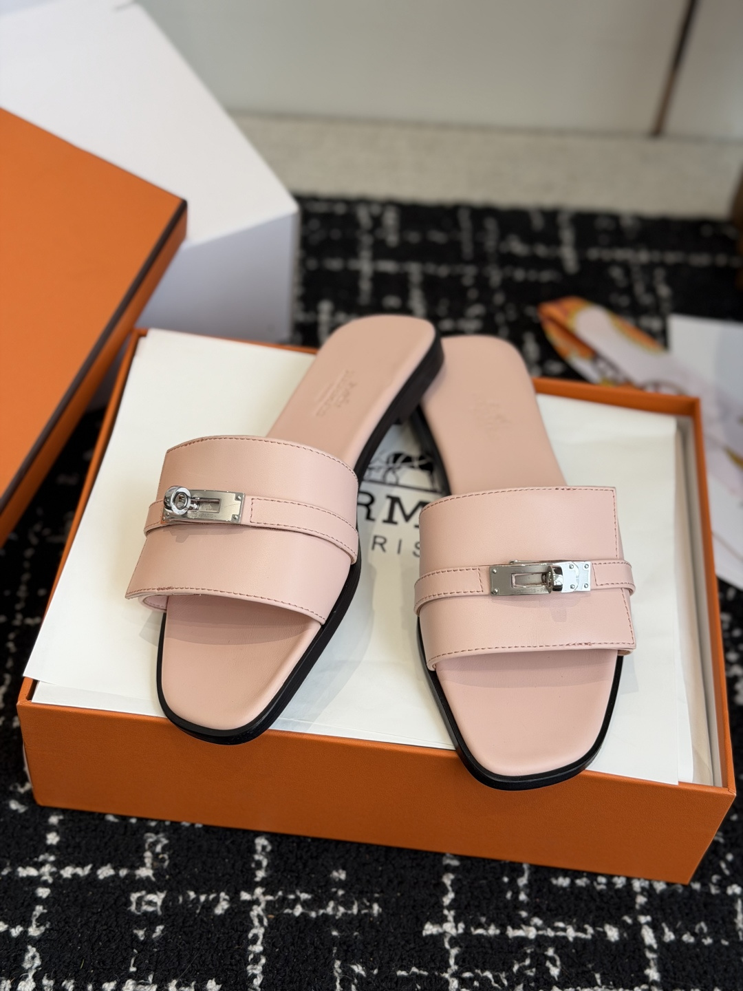 东莞代购级 Hermes爱马仕 26ss 凉拖鞋 经典的版型 ,搭配极具辨识度的扣子,上脚超级百搭好看时髦,各明星网红种 东莞代购级 Hermes爱马仕 26ss 凉拖鞋 经典的版型 ,搭配极具辨识度的扣子,上脚超级百搭好看时髦,各明星网红种