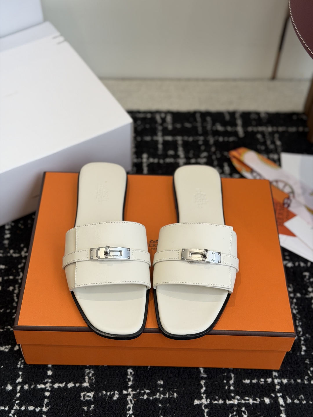 东莞代购级 Hermes爱马仕 26ss 凉拖鞋 经典的版型 ,搭配极具辨识度的扣子,上脚超级百搭好看时髦,各明星网红种 东莞代购级 Hermes爱马仕 26ss 凉拖鞋 经典的版型 ,搭配极具辨识度的扣子,上脚超级百搭好看时髦,各明星网红种