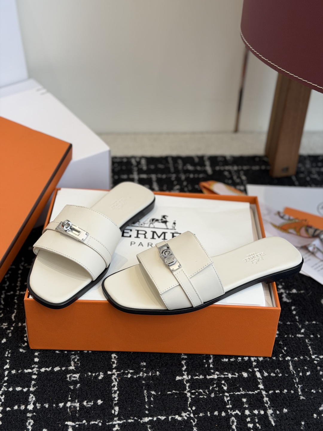 东莞代购级 Hermes爱马仕 26ss 凉拖鞋 经典的版型 ,搭配极具辨识度的扣子,上脚超级百搭好看时髦,各明星网红种 东莞代购级 Hermes爱马仕 26ss 凉拖鞋 经典的版型 ,搭配极具辨识度的扣子,上脚超级百搭好看时髦,各明星网红种