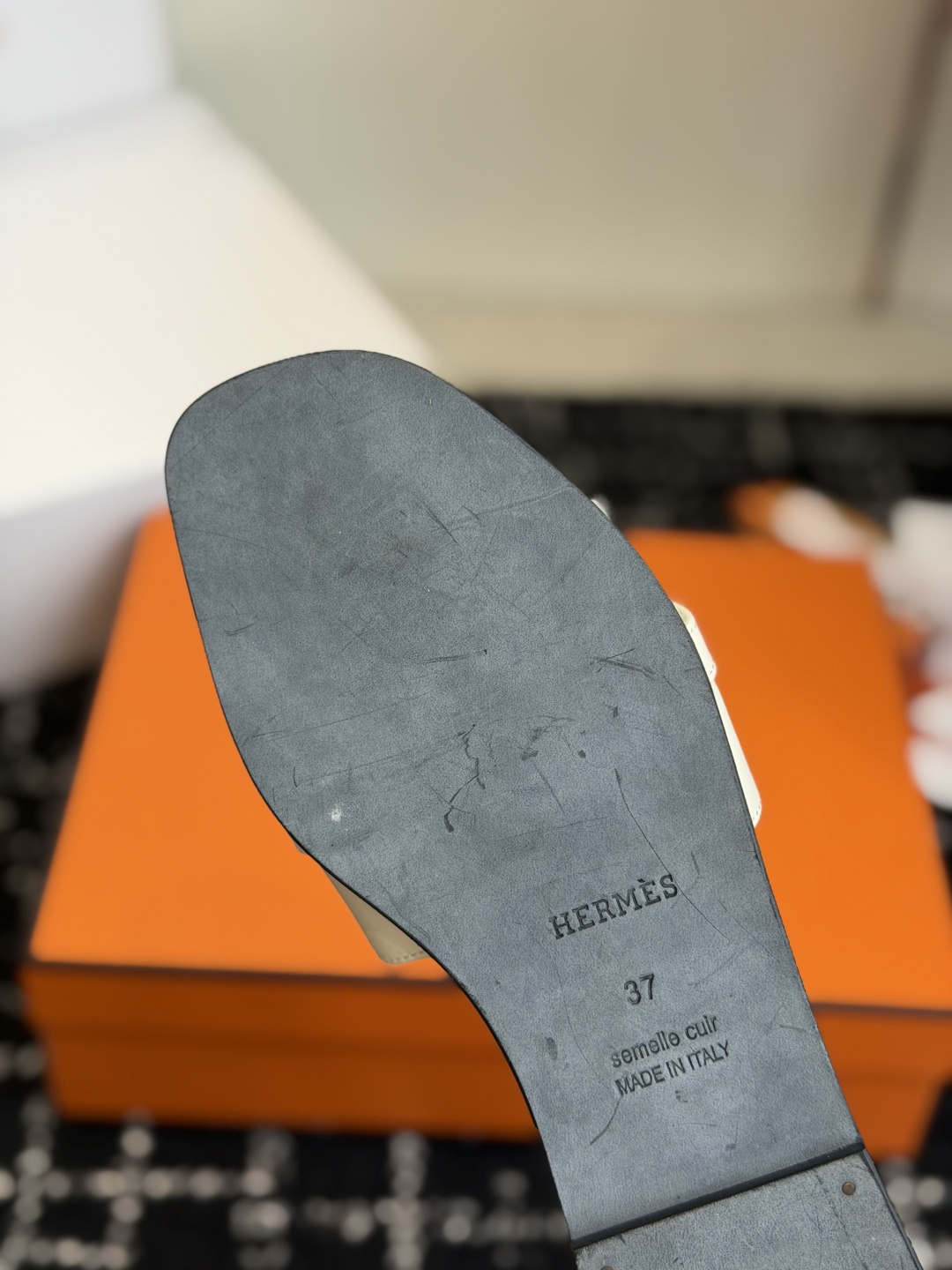 东莞代购级 Hermes爱马仕 26ss 凉拖鞋 经典的版型 ,搭配极具辨识度的扣子,上脚超级百搭好看时髦,各明星网红种 东莞代购级 Hermes爱马仕 26ss 凉拖鞋 经典的版型 ,搭配极具辨识度的扣子,上脚超级百搭好看时髦,各明星网红种