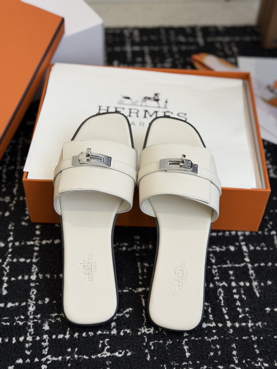 东莞代购级 Hermes爱马仕 26ss 凉拖鞋 经典的版型 ,搭配极具辨识度的扣子,上脚超级百搭好看时髦,各明星网红种 东莞代购级 Hermes爱马仕 26ss 凉拖鞋 经典的版型 ,搭配极具辨识度的扣子,上脚超级百搭好看时髦,各明星网红种