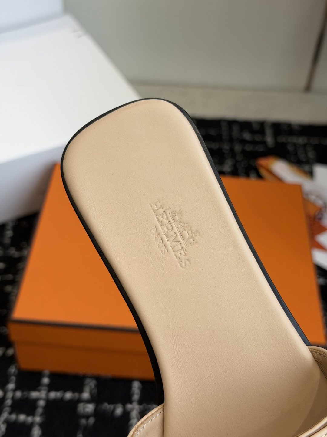 东莞代购级 Hermes爱马仕 26ss 凉拖鞋 经典的版型 ,搭配极具辨识度的扣子,上脚超级百搭好看时髦,各明星网红种 东莞代购级 Hermes爱马仕 26ss 凉拖鞋 经典的版型 ,搭配极具辨识度的扣子,上脚超级百搭好看时髦,各明星网红种