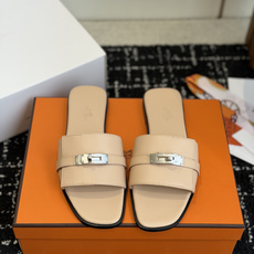 东莞代购级 Hermes爱马仕 26ss 凉拖鞋 经典的版型 ,搭配极具辨识度的扣子,上脚超级百搭好看时髦,各明星网红种 东莞代购级 Hermes爱马仕 26ss 凉拖鞋 经典的版型 ,搭配极具辨识度的扣子,上脚超级百搭好看时髦,各明星网红种