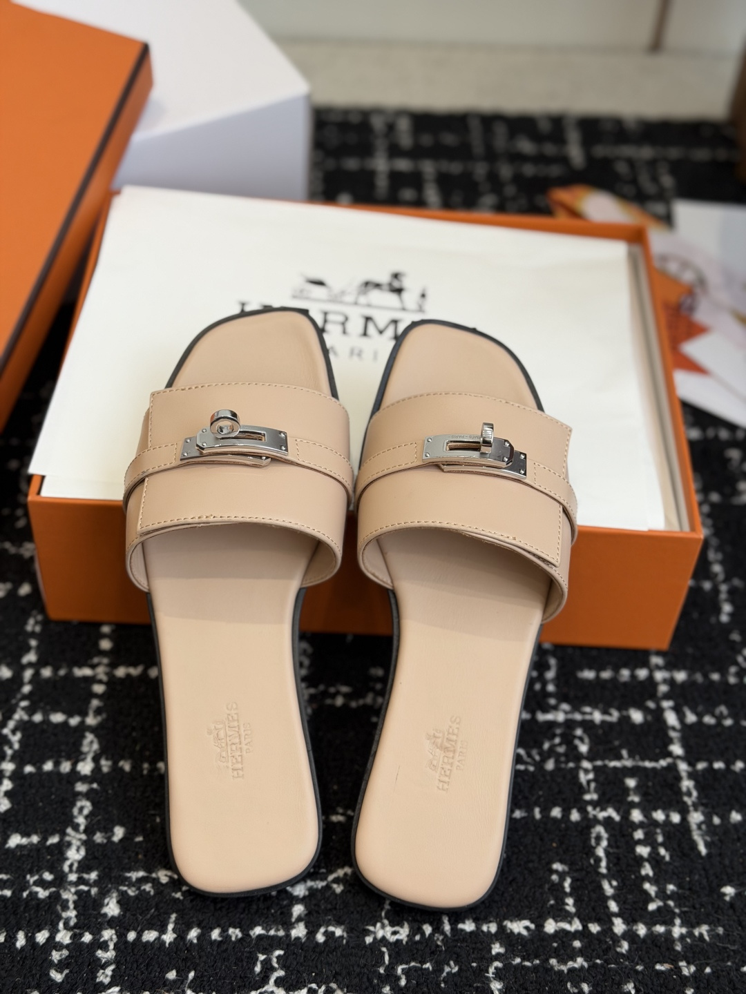 东莞代购级 Hermes爱马仕 26ss 凉拖鞋 经典的版型 ,搭配极具辨识度的扣子,上脚超级百搭好看时髦,各明星网红种 东莞代购级 Hermes爱马仕 26ss 凉拖鞋 经典的版型 ,搭配极具辨识度的扣子,上脚超级百搭好看时髦,各明星网红种