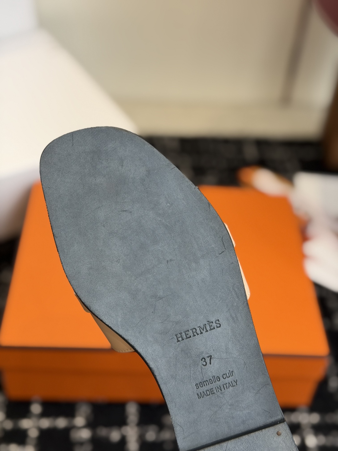 东莞代购级 Hermes爱马仕 26ss 凉拖鞋 经典的版型 ,搭配极具辨识度的扣子,上脚超级百搭好看时髦,各明星网红种 东莞代购级 Hermes爱马仕 26ss 凉拖鞋 经典的版型 ,搭配极具辨识度的扣子,上脚超级百搭好看时髦,各明星网红种