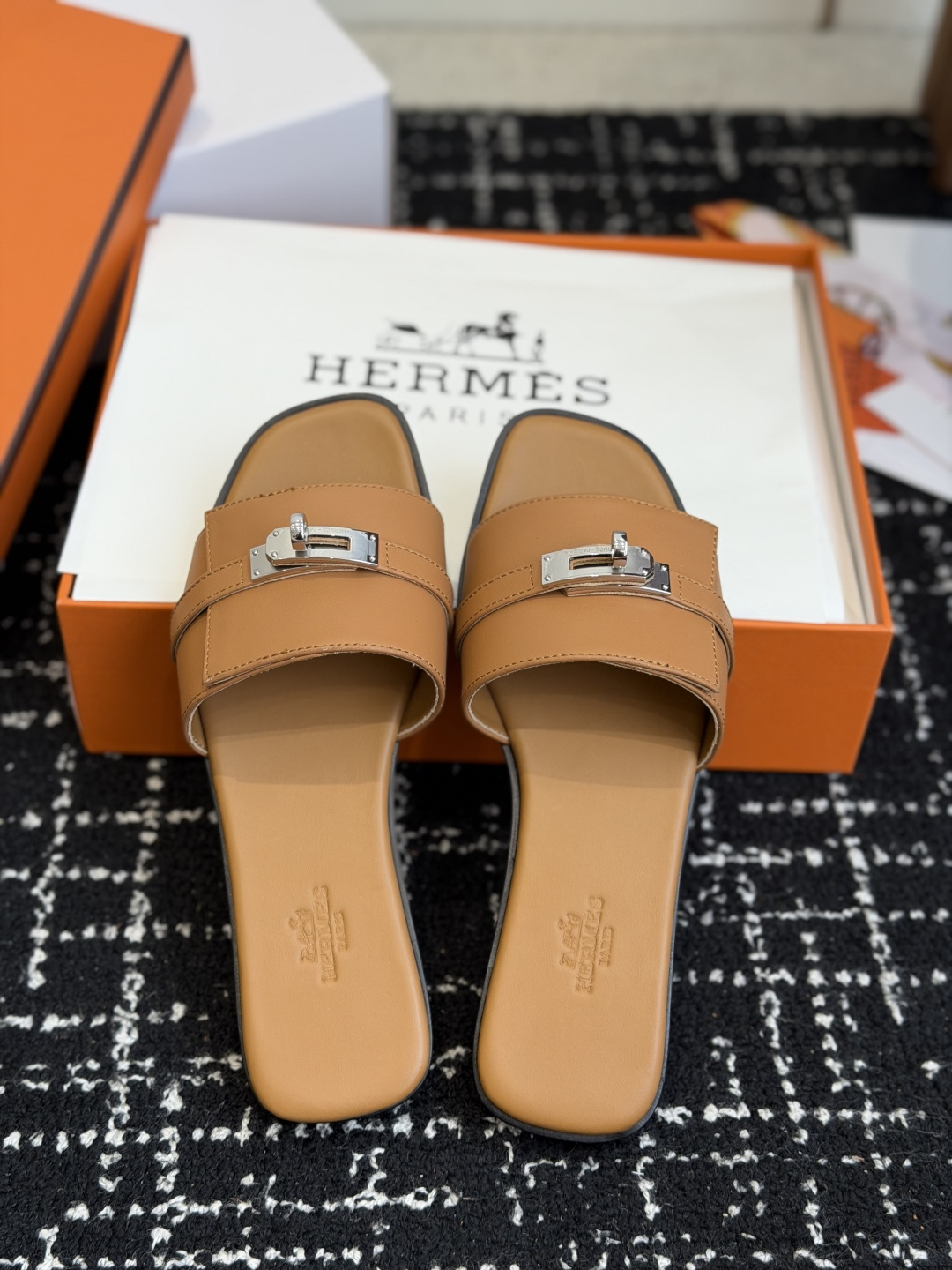 东莞代购级 Hermes爱马仕 26ss 凉拖鞋 经典的版型 ,搭配极具辨识度的扣子,上脚超级百搭好看时髦,各明星网红种 东莞代购级 Hermes爱马仕 26ss 凉拖鞋 经典的版型 ,搭配极具辨识度的扣子,上脚超级百搭好看时髦,各明星网红种