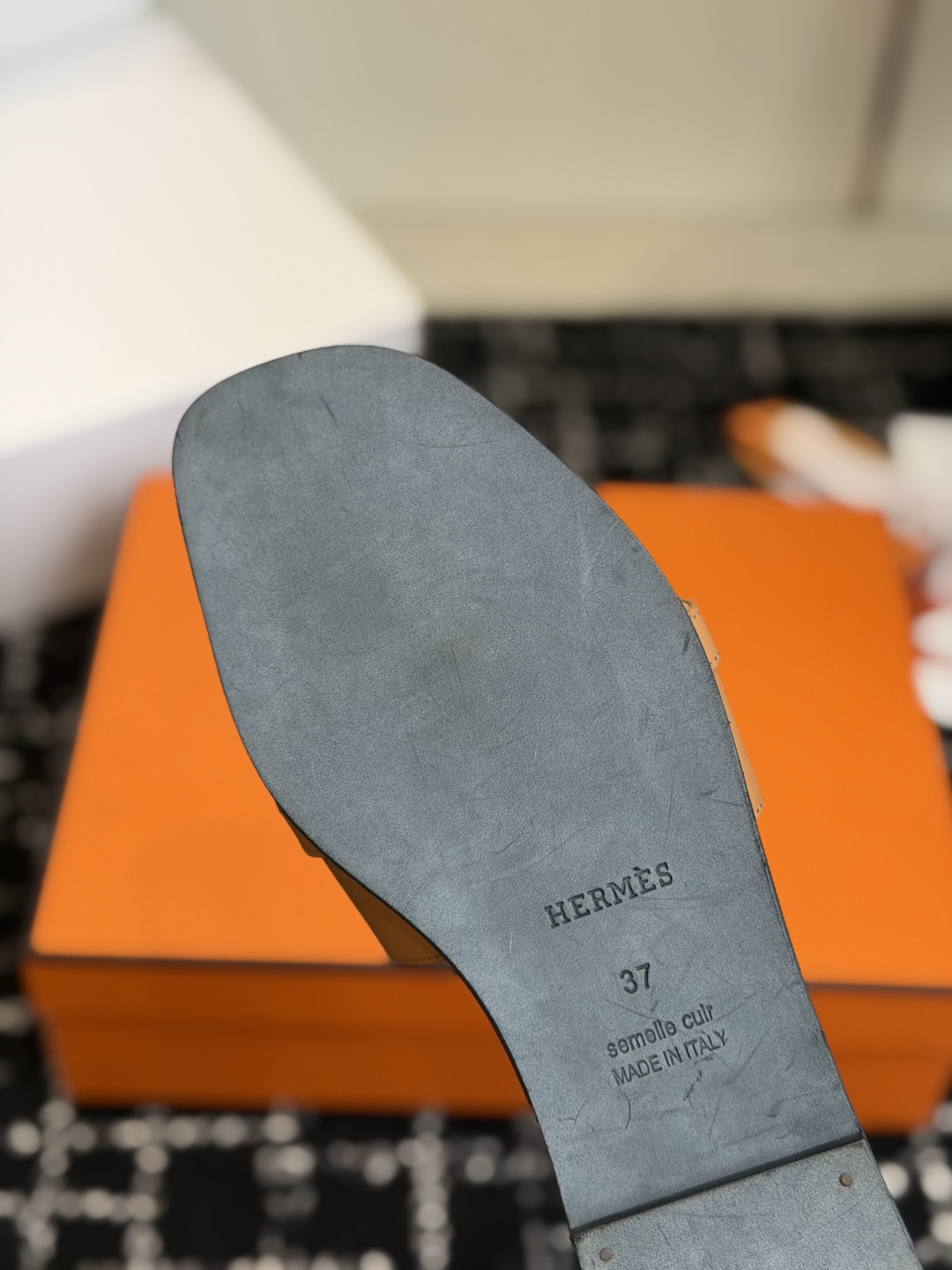 东莞代购级 Hermes爱马仕 26ss 凉拖鞋 经典的版型 ,搭配极具辨识度的扣子,上脚超级百搭好看时髦,各明星网红种 东莞代购级 Hermes爱马仕 26ss 凉拖鞋 经典的版型 ,搭配极具辨识度的扣子,上脚超级百搭好看时髦,各明星网红种
