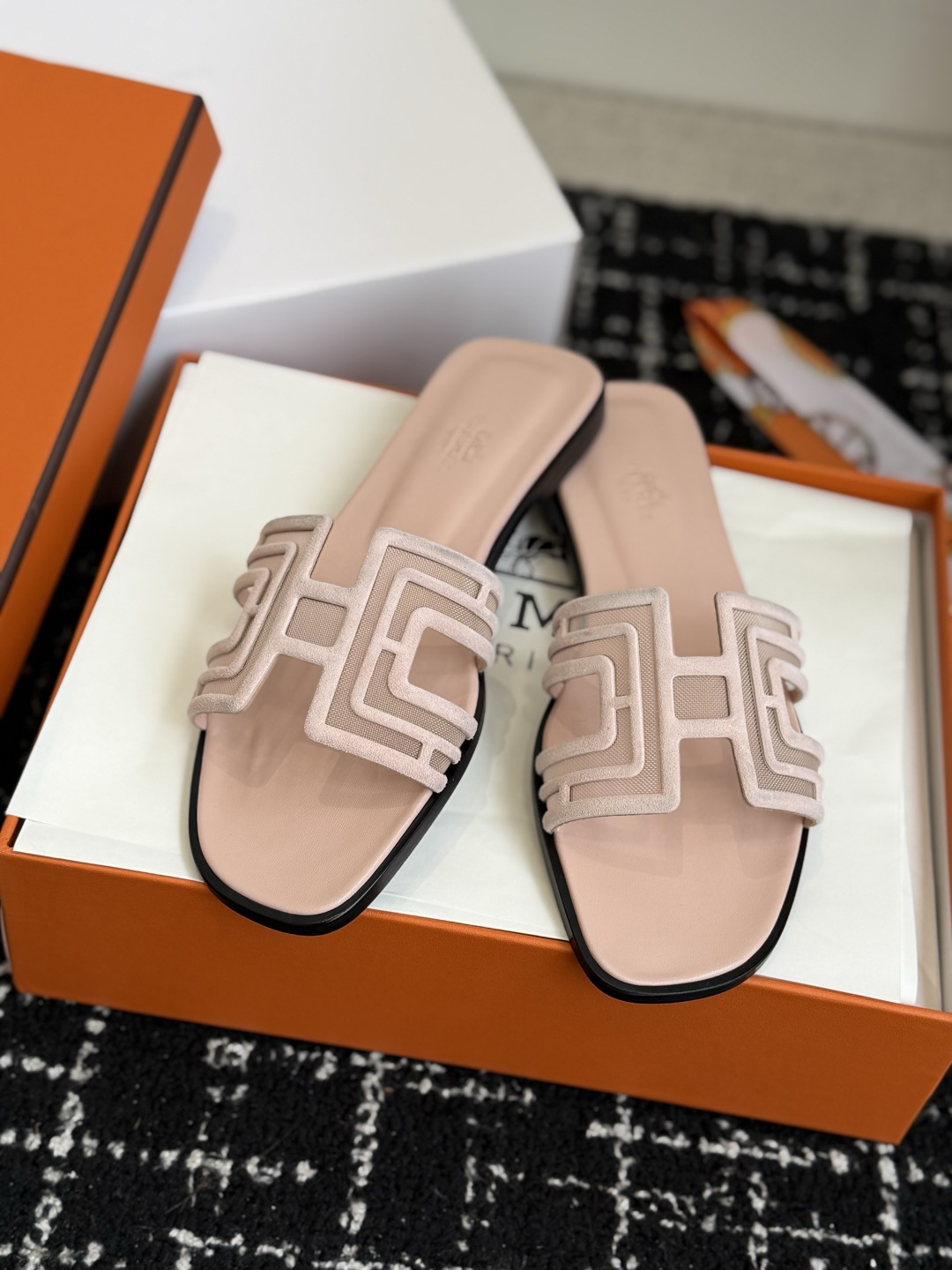 东莞代购级 Hermes爱马仕 26ss 凉拖鞋 经典的版型 ,搭配极具辨识度的扣子,上脚超级百搭好看时髦,各明星网红种 东莞代购级 Hermes爱马仕 26ss 凉拖鞋 经典的版型 ,搭配极具辨识度的扣子,上脚超级百搭好看时髦,各明星网红种