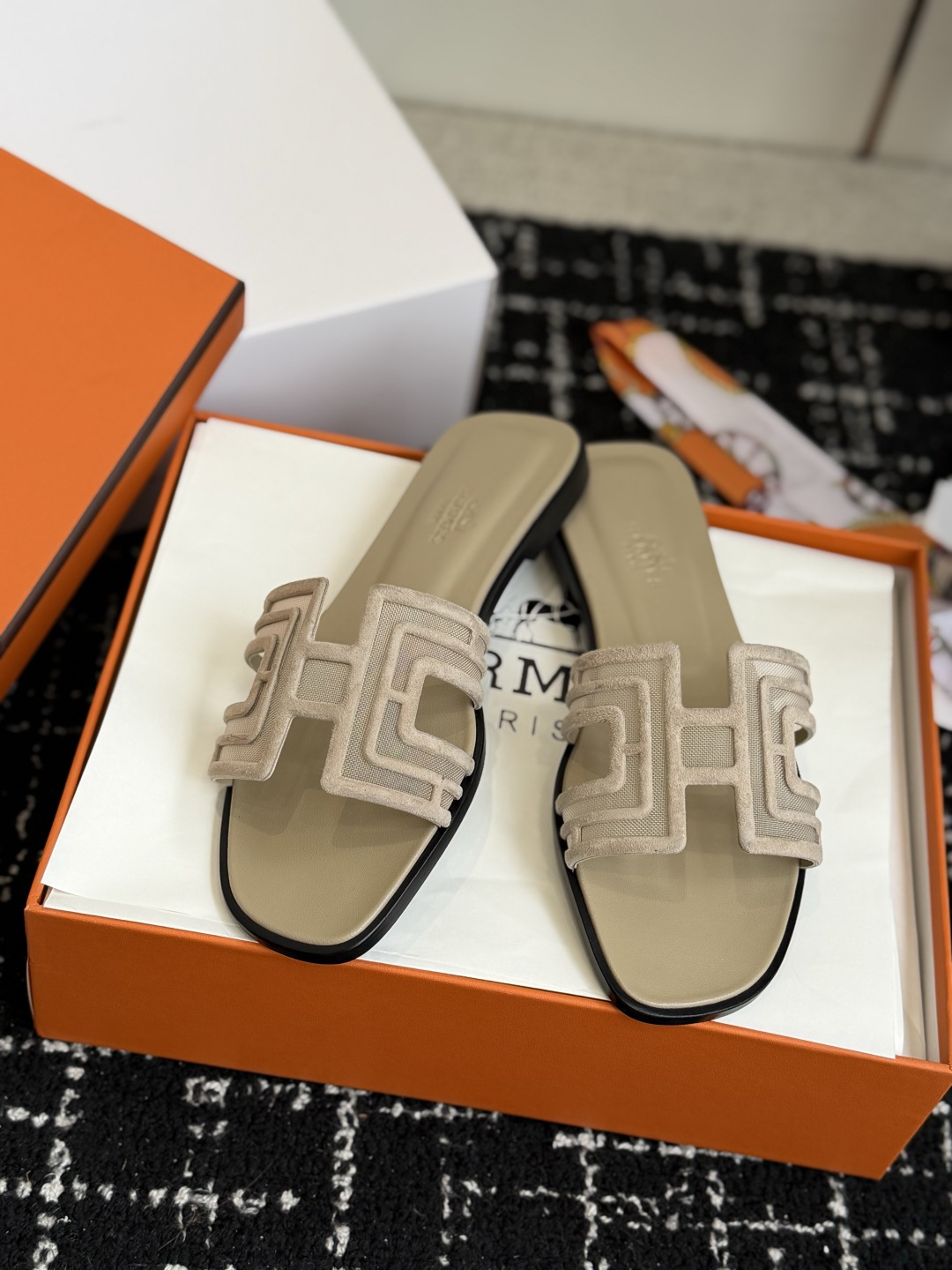 东莞代购级 Hermes爱马仕 26ss 凉拖鞋 经典的版型 ,搭配极具辨识度的扣子,上脚超级百搭好看时髦,各明星网红种 东莞代购级 Hermes爱马仕 26ss 凉拖鞋 经典的版型 ,搭配极具辨识度的扣子,上脚超级百搭好看时髦,各明星网红种