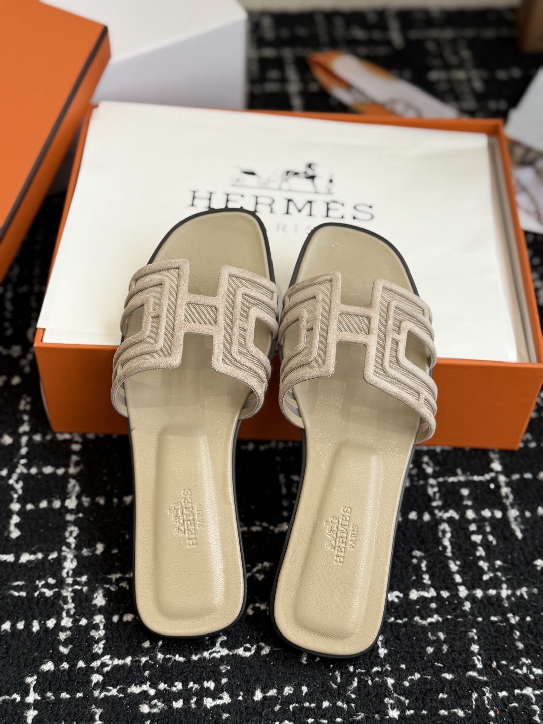 东莞代购级 Hermes爱马仕 26ss 凉拖鞋 经典的版型 ,搭配极具辨识度的扣子,上脚超级百搭好看时髦,各明星网红种 东莞代购级 Hermes爱马仕 26ss 凉拖鞋 经典的版型 ,搭配极具辨识度的扣子,上脚超级百搭好看时髦,各明星网红种