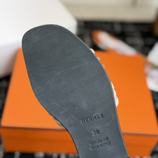 东莞代购级 Hermes爱马仕 26ss 凉拖鞋 经典的版型 ,搭配极具辨识度的扣子,上脚超级百搭好看时髦,各明星网红种 东莞代购级 Hermes爱马仕 26ss 凉拖鞋 经典的版型 ,搭配极具辨识度的扣子,上脚超级百搭好看时髦,各明星网红种