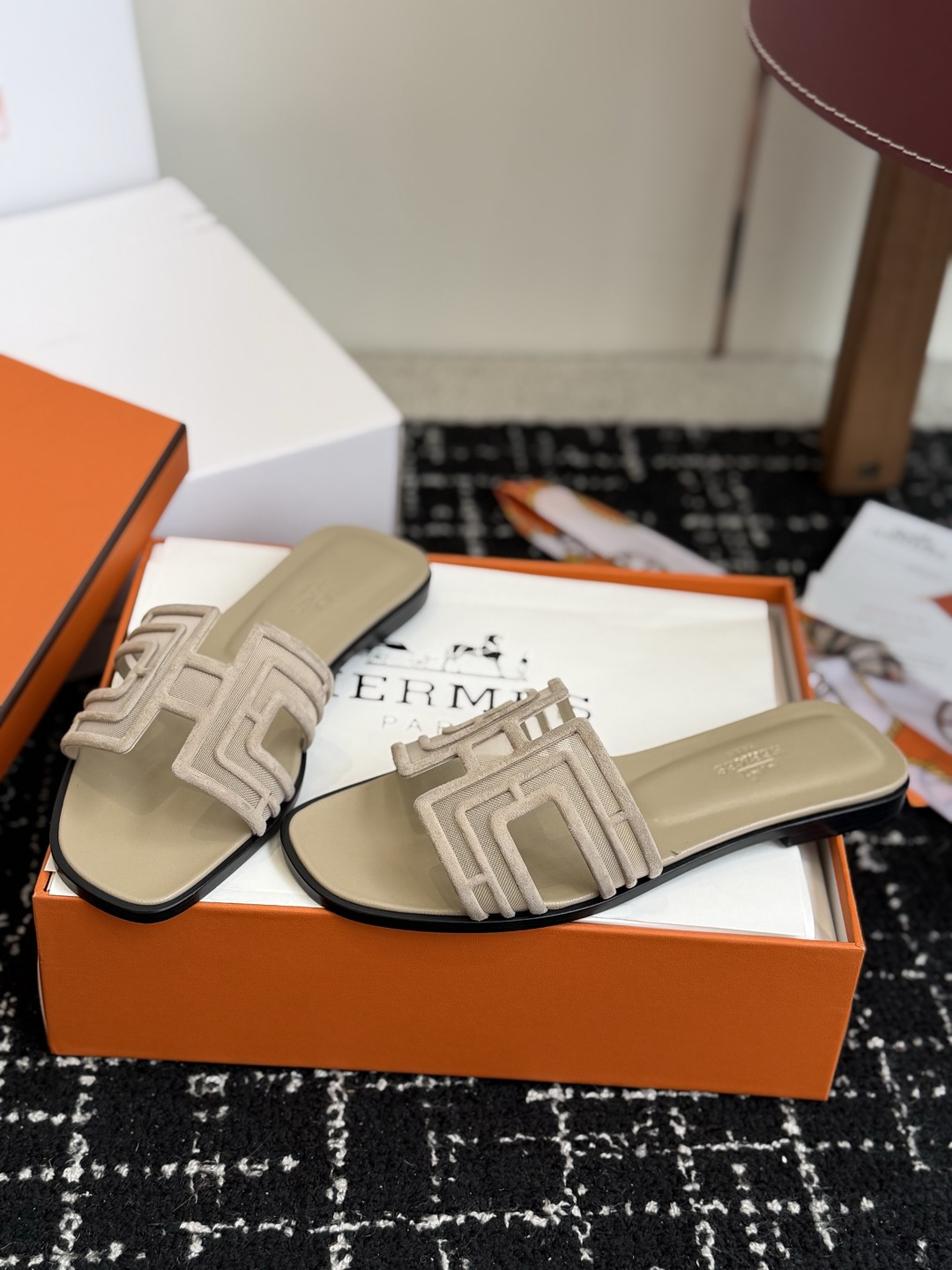 东莞代购级 Hermes爱马仕 26ss 凉拖鞋 经典的版型 ,搭配极具辨识度的扣子,上脚超级百搭好看时髦,各明星网红种 东莞代购级 Hermes爱马仕 26ss 凉拖鞋 经典的版型 ,搭配极具辨识度的扣子,上脚超级百搭好看时髦,各明星网红种