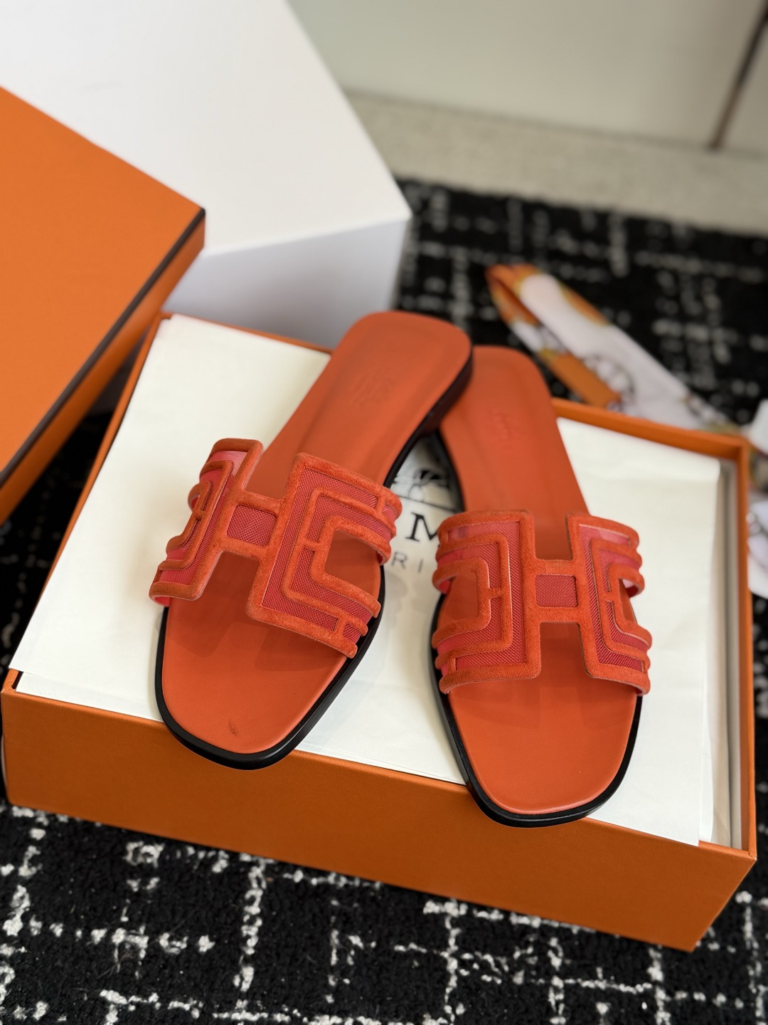 东莞代购级 Hermes爱马仕 26ss 凉拖鞋 经典的版型 ,搭配极具辨识度的扣子,上脚超级百搭好看时髦,各明星网红种 东莞代购级 Hermes爱马仕 26ss 凉拖鞋 经典的版型 ,搭配极具辨识度的扣子,上脚超级百搭好看时髦,各明星网红种