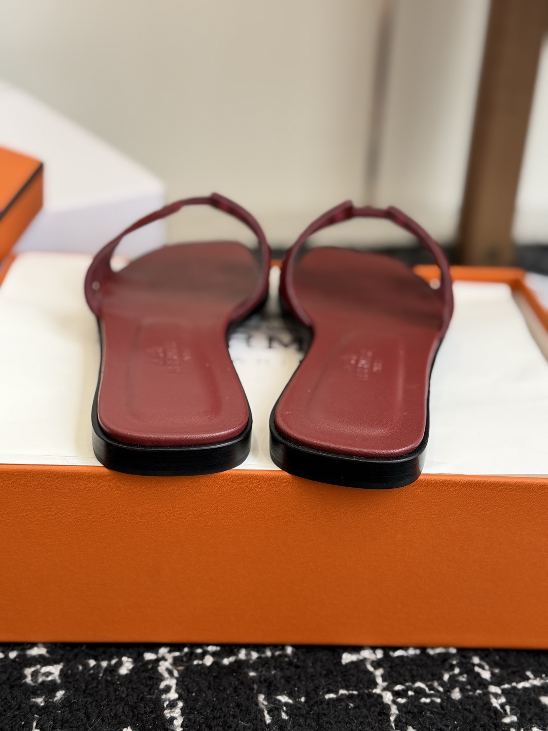 东莞代购级 Hermes爱马仕 26ss 凉拖鞋 经典的版型 ,搭配极具辨识度的扣子,上脚超级百搭好看时髦,各明星网红种 东莞代购级 Hermes爱马仕 26ss 凉拖鞋 经典的版型 ,搭配极具辨识度的扣子,上脚超级百搭好看时髦,各明星网红种