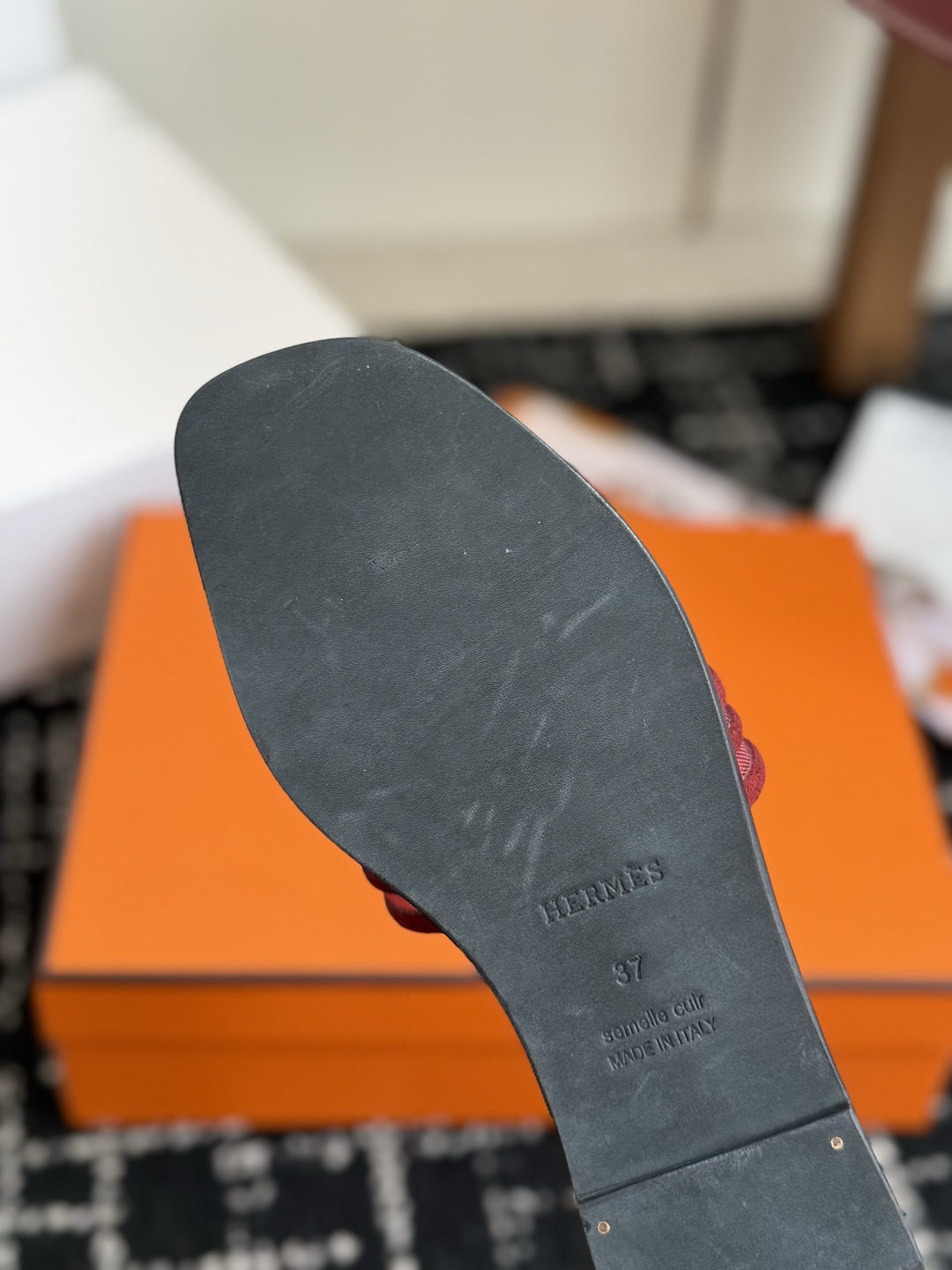 东莞代购级 Hermes爱马仕 26ss 凉拖鞋 经典的版型 ,搭配极具辨识度的扣子,上脚超级百搭好看时髦,各明星网红种 东莞代购级 Hermes爱马仕 26ss 凉拖鞋 经典的版型 ,搭配极具辨识度的扣子,上脚超级百搭好看时髦,各明星网红种