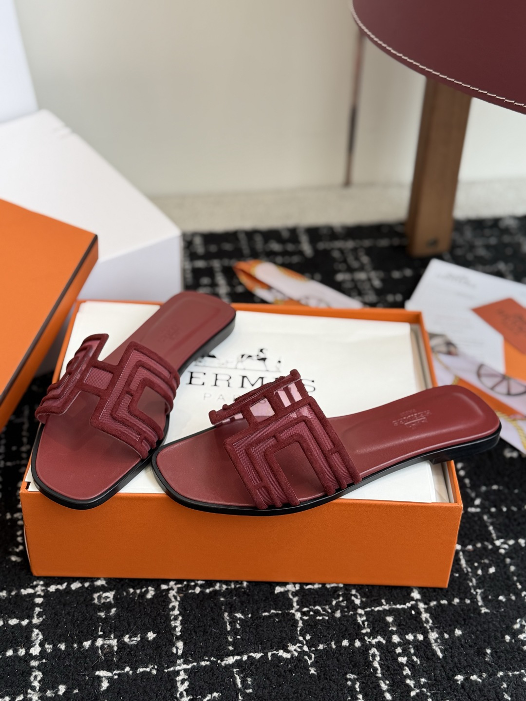 东莞代购级 Hermes爱马仕 26ss 凉拖鞋 经典的版型 ,搭配极具辨识度的扣子,上脚超级百搭好看时髦,各明星网红种 东莞代购级 Hermes爱马仕 26ss 凉拖鞋 经典的版型 ,搭配极具辨识度的扣子,上脚超级百搭好看时髦,各明星网红种