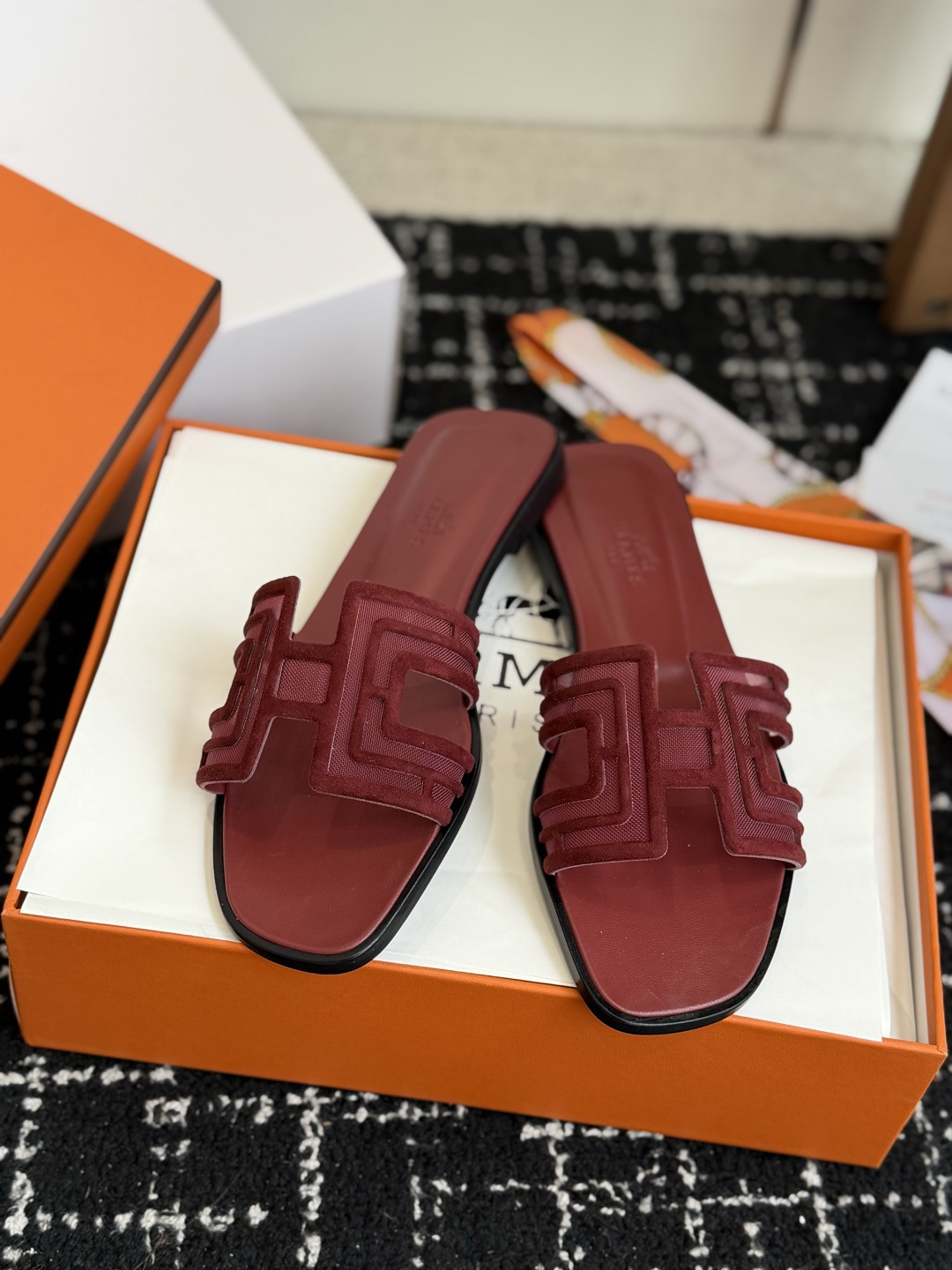 东莞代购级 Hermes爱马仕 26ss 凉拖鞋 经典的版型 ,搭配极具辨识度的扣子,上脚超级百搭好看时髦,各明星网红种 东莞代购级 Hermes爱马仕 26ss 凉拖鞋 经典的版型 ,搭配极具辨识度的扣子,上脚超级百搭好看时髦,各明星网红种