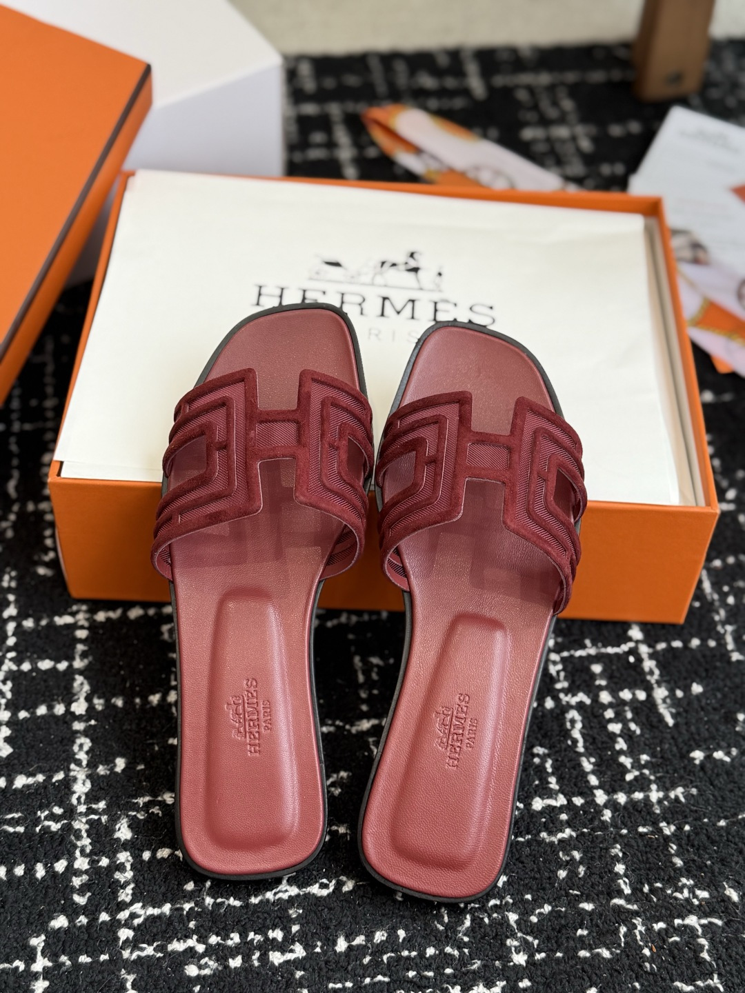 东莞代购级 Hermes爱马仕 26ss 凉拖鞋 经典的版型 ,搭配极具辨识度的扣子,上脚超级百搭好看时髦,各明星网红种 东莞代购级 Hermes爱马仕 26ss 凉拖鞋 经典的版型 ,搭配极具辨识度的扣子,上脚超级百搭好看时髦,各明星网红种