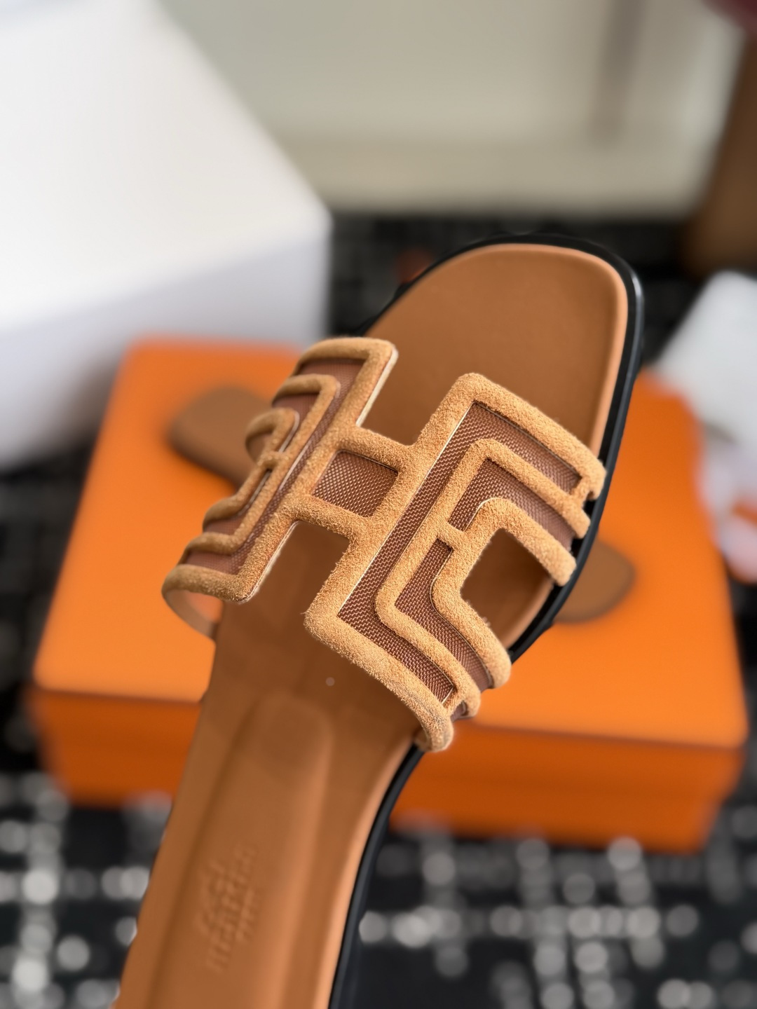 东莞代购级 Hermes爱马仕 26ss 凉拖鞋 经典的版型 ,搭配极具辨识度的扣子,上脚超级百搭好看时髦,各明星网红种 东莞代购级 Hermes爱马仕 26ss 凉拖鞋 经典的版型 ,搭配极具辨识度的扣子,上脚超级百搭好看时髦,各明星网红种