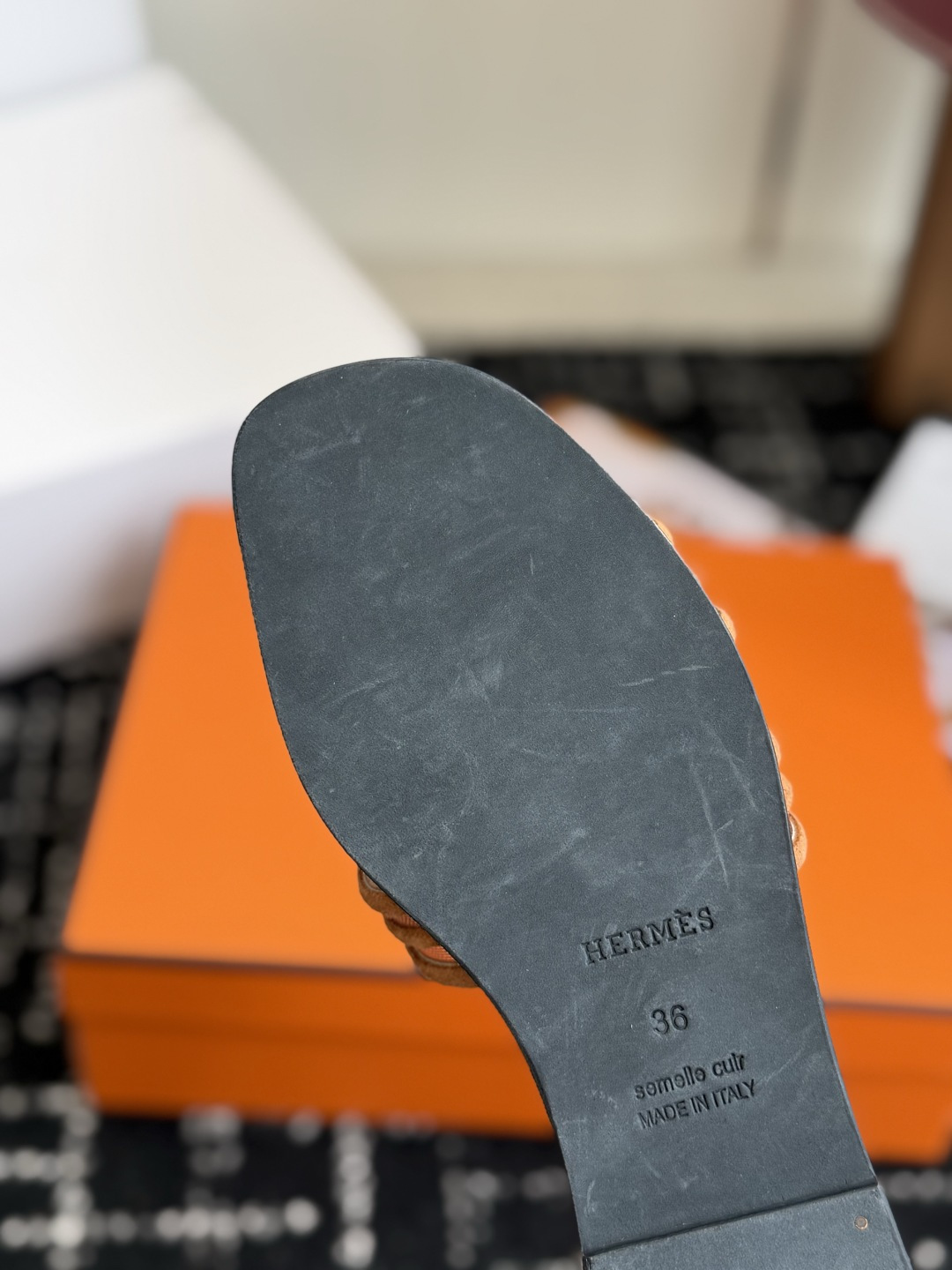 东莞代购级 Hermes爱马仕 26ss 凉拖鞋 经典的版型 ,搭配极具辨识度的扣子,上脚超级百搭好看时髦,各明星网红种 东莞代购级 Hermes爱马仕 26ss 凉拖鞋 经典的版型 ,搭配极具辨识度的扣子,上脚超级百搭好看时髦,各明星网红种