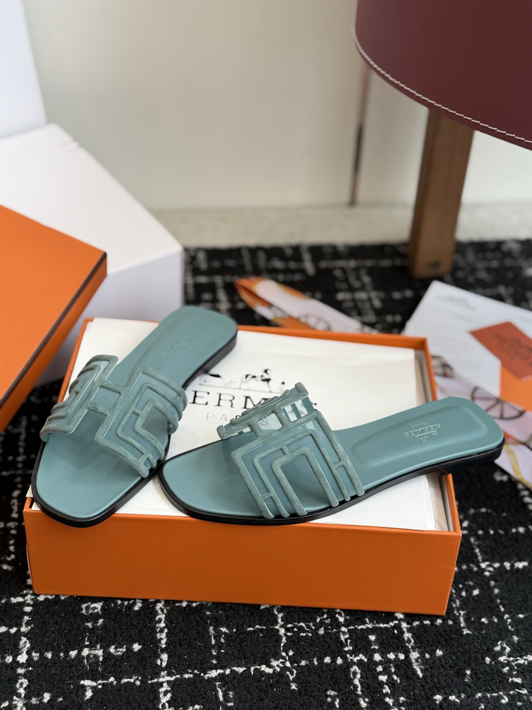 东莞代购级 Hermes爱马仕 26ss 凉拖鞋 经典的版型 ,搭配极具辨识度的扣子,上脚超级百搭好看时髦,各明星网红种 东莞代购级 Hermes爱马仕 26ss 凉拖鞋 经典的版型 ,搭配极具辨识度的扣子,上脚超级百搭好看时髦,各明星网红种