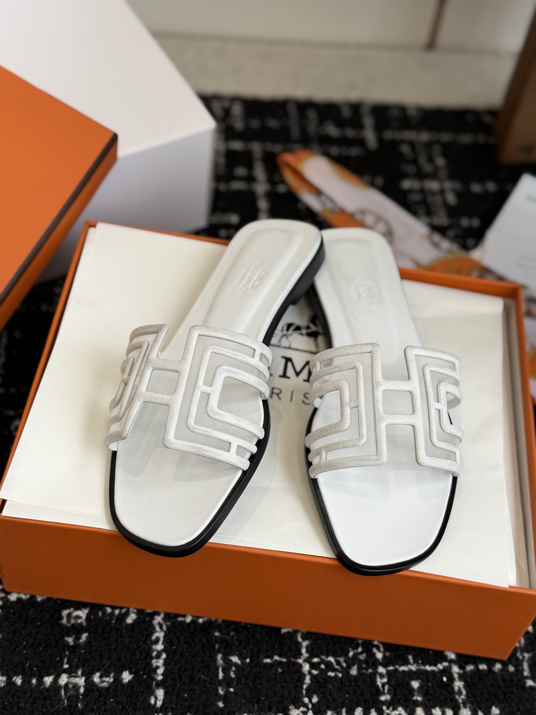 东莞代购级 Hermes爱马仕 26ss 凉拖鞋 经典的版型 ,搭配极具辨识度的扣子,上脚超级百搭好看时髦,各明星网红种 东莞代购级 Hermes爱马仕 26ss 凉拖鞋 经典的版型 ,搭配极具辨识度的扣子,上脚超级百搭好看时髦,各明星网红种