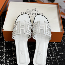 东莞代购级 Hermes爱马仕 26ss 凉拖鞋 经典的版型 ,搭配极具辨识度的扣子,上脚超级百搭好看时髦,各明星网红种 东莞代购级 Hermes爱马仕 26ss 凉拖鞋 经典的版型 ,搭配极具辨识度的扣子,上脚超级百搭好看时髦,各明星网红种