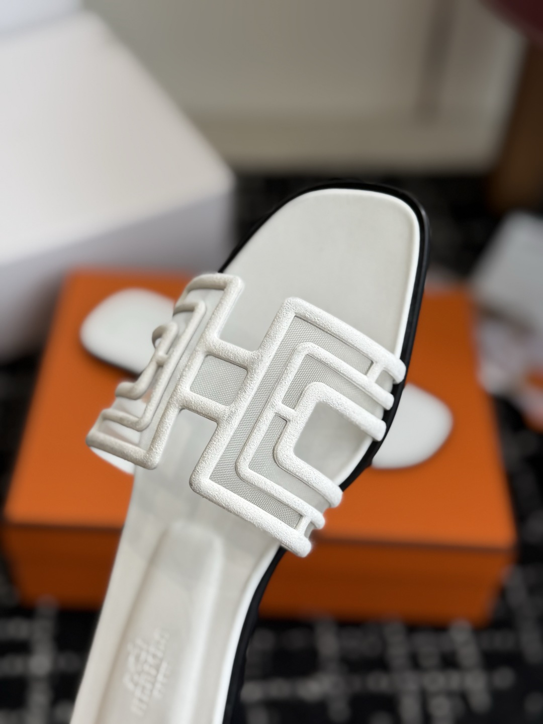 东莞代购级 Hermes爱马仕 26ss 凉拖鞋 经典的版型 ,搭配极具辨识度的扣子,上脚超级百搭好看时髦,各明星网红种 东莞代购级 Hermes爱马仕 26ss 凉拖鞋 经典的版型 ,搭配极具辨识度的扣子,上脚超级百搭好看时髦,各明星网红种