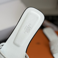 东莞代购级 Hermes爱马仕 26ss 凉拖鞋 经典的版型 ,搭配极具辨识度的扣子,上脚超级百搭好看时髦,各明星网红种 东莞代购级 Hermes爱马仕 26ss 凉拖鞋 经典的版型 ,搭配极具辨识度的扣子,上脚超级百搭好看时髦,各明星网红种