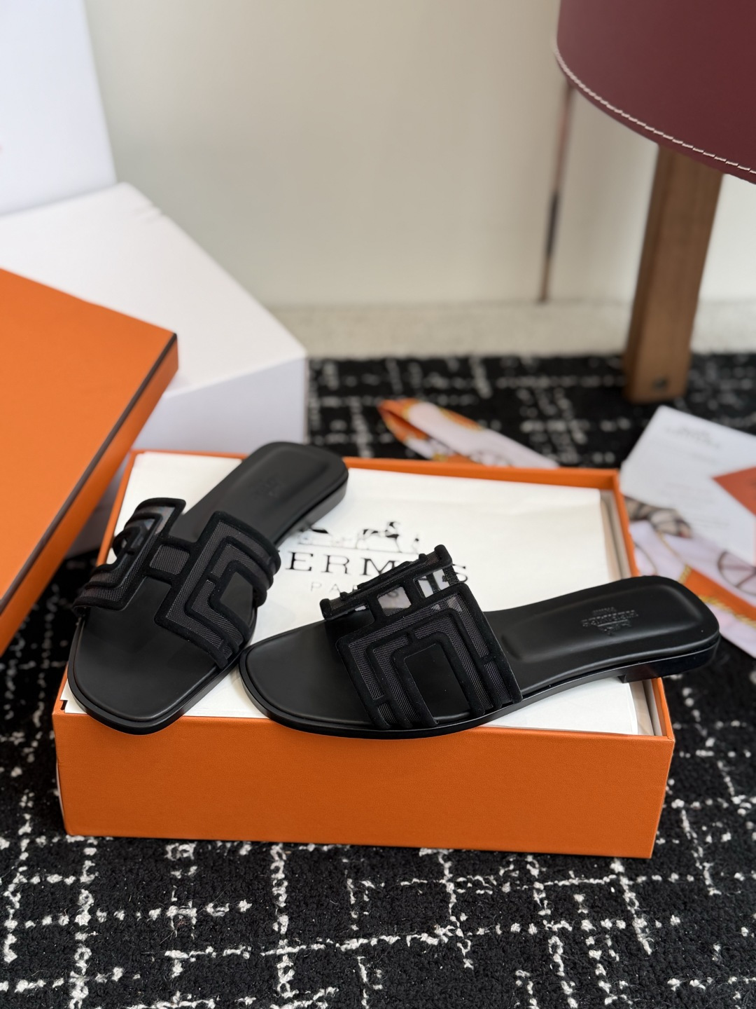 东莞代购级 Hermes爱马仕 26ss 凉拖鞋 经典的版型 ,搭配极具辨识度的扣子,上脚超级百搭好看时髦,各明星网红种 东莞代购级 Hermes爱马仕 26ss 凉拖鞋 经典的版型 ,搭配极具辨识度的扣子,上脚超级百搭好看时髦,各明星网红种