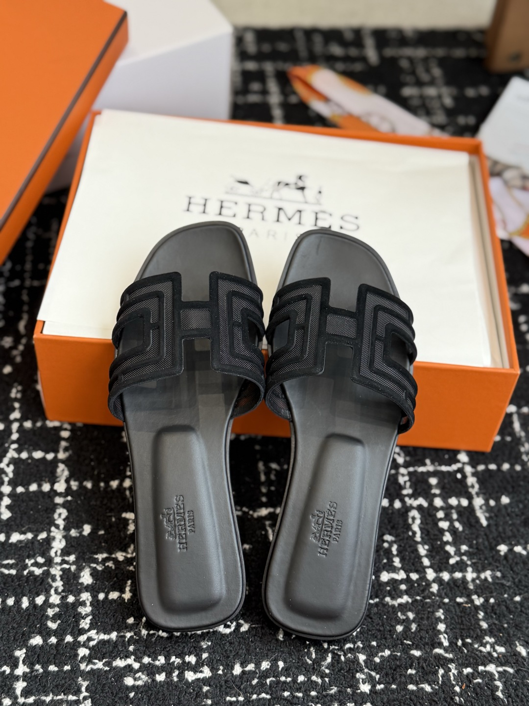 东莞代购级 Hermes爱马仕 26ss 凉拖鞋 经典的版型 ,搭配极具辨识度的扣子,上脚超级百搭好看时髦,各明星网红种 东莞代购级 Hermes爱马仕 26ss 凉拖鞋 经典的版型 ,搭配极具辨识度的扣子,上脚超级百搭好看时髦,各明星网红种