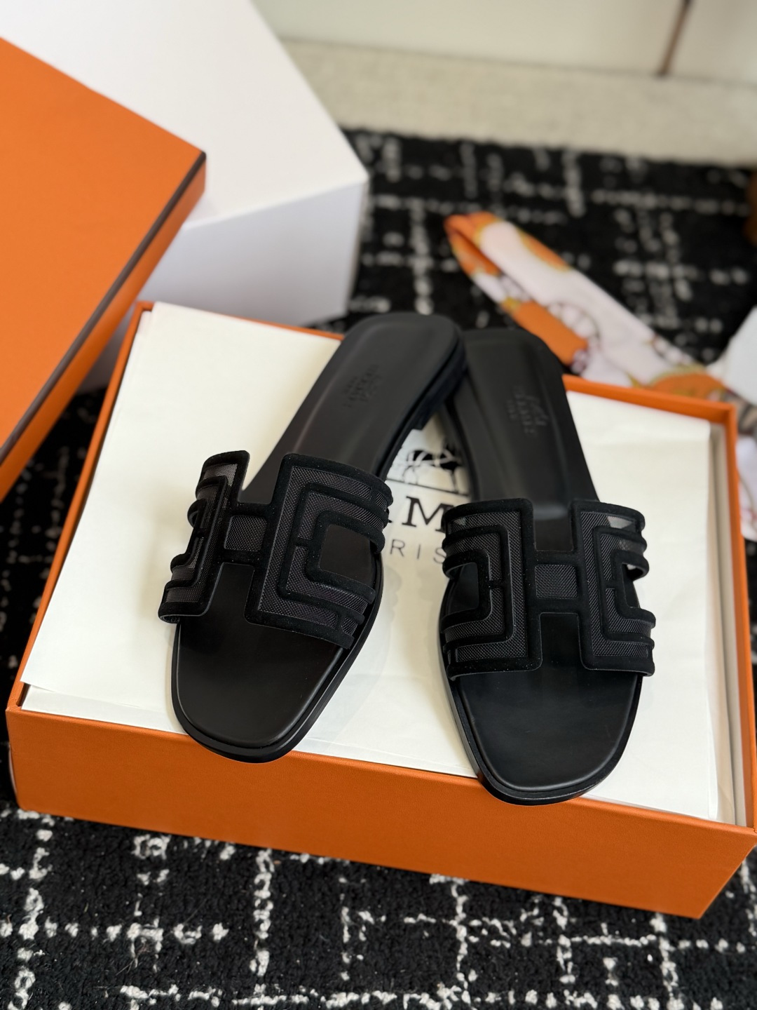 东莞代购级 Hermes爱马仕 26ss 凉拖鞋 经典的版型 ,搭配极具辨识度的扣子,上脚超级百搭好看时髦,各明星网红种 东莞代购级 Hermes爱马仕 26ss 凉拖鞋 经典的版型 ,搭配极具辨识度的扣子,上脚超级百搭好看时髦,各明星网红种