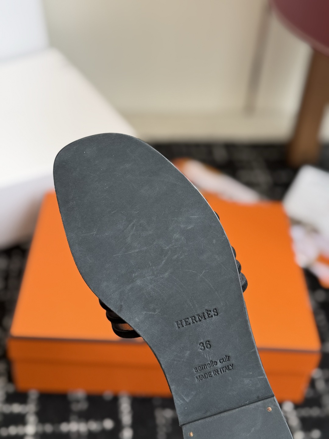 东莞代购级 Hermes爱马仕 26ss 凉拖鞋 经典的版型 ,搭配极具辨识度的扣子,上脚超级百搭好看时髦,各明星网红种 东莞代购级 Hermes爱马仕 26ss 凉拖鞋 经典的版型 ,搭配极具辨识度的扣子,上脚超级百搭好看时髦,各明星网红种