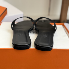 东莞代购级 Hermes爱马仕 26ss 凉拖鞋 经典的版型 ,搭配极具辨识度的扣子,上脚超级百搭好看时髦,各明星网红种 东莞代购级 Hermes爱马仕 26ss 凉拖鞋 经典的版型 ,搭配极具辨识度的扣子,上脚超级百搭好看时髦,各明星网红种