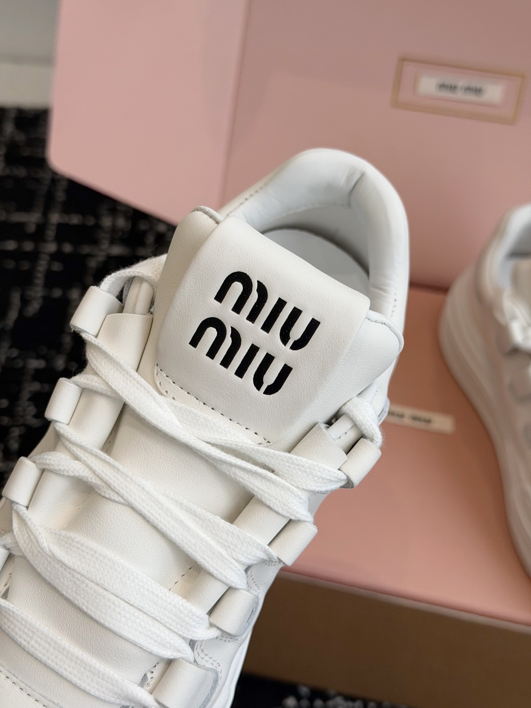 代购级 Miu Miu 26ss 缪缪厚底饼干底 26ss 新款英伦风系带 小白鞋 休闲鞋 MiuMiu秀场适当独一无二 代购级 Miu Miu 26ss 缪缪厚底饼干底 26ss 新款英伦风系带 小白鞋 休闲鞋 MiuMiu秀场适当独一无二
