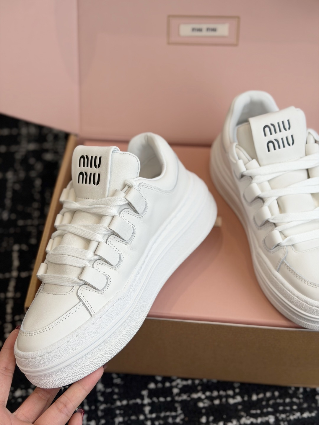 代购级 Miu Miu 26ss 缪缪厚底饼干底 26ss 新款英伦风系带 小白鞋 休闲鞋 MiuMiu秀场适当独一无二 代购级 Miu Miu 26ss 缪缪厚底饼干底 26ss 新款英伦风系带 小白鞋 休闲鞋 MiuMiu秀场适当独一无二