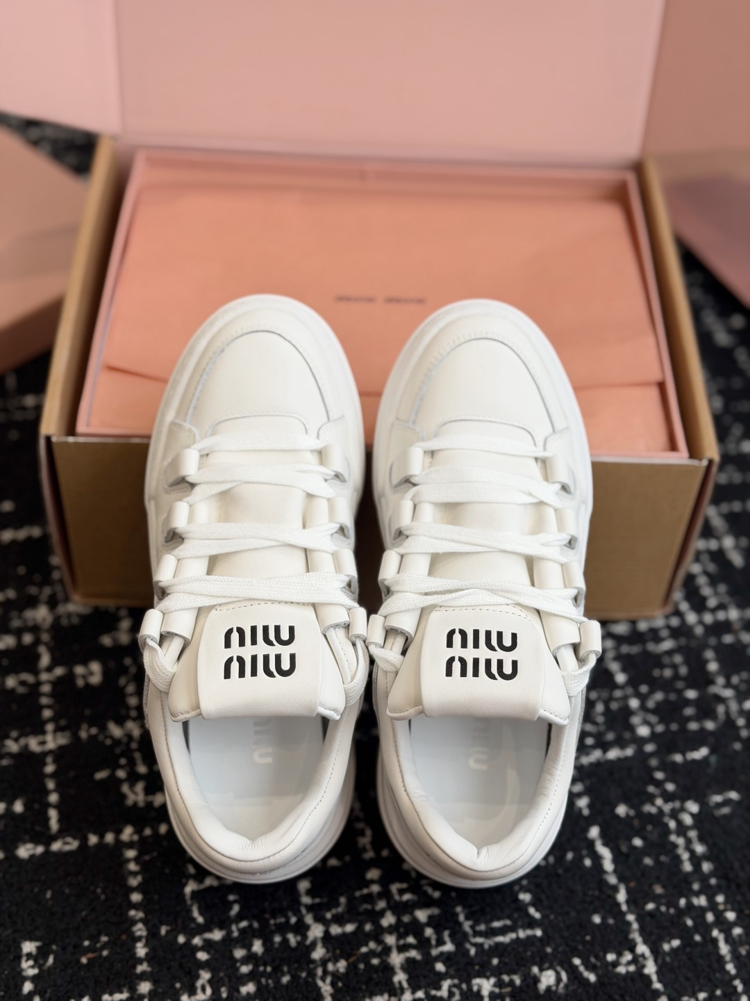 代购级 Miu Miu 26ss 缪缪厚底饼干底 26ss 新款英伦风系带 小白鞋 休闲鞋 MiuMiu秀场适当独一无二 代购级 Miu Miu 26ss 缪缪厚底饼干底 26ss 新款英伦风系带 小白鞋 休闲鞋 MiuMiu秀场适当独一无二