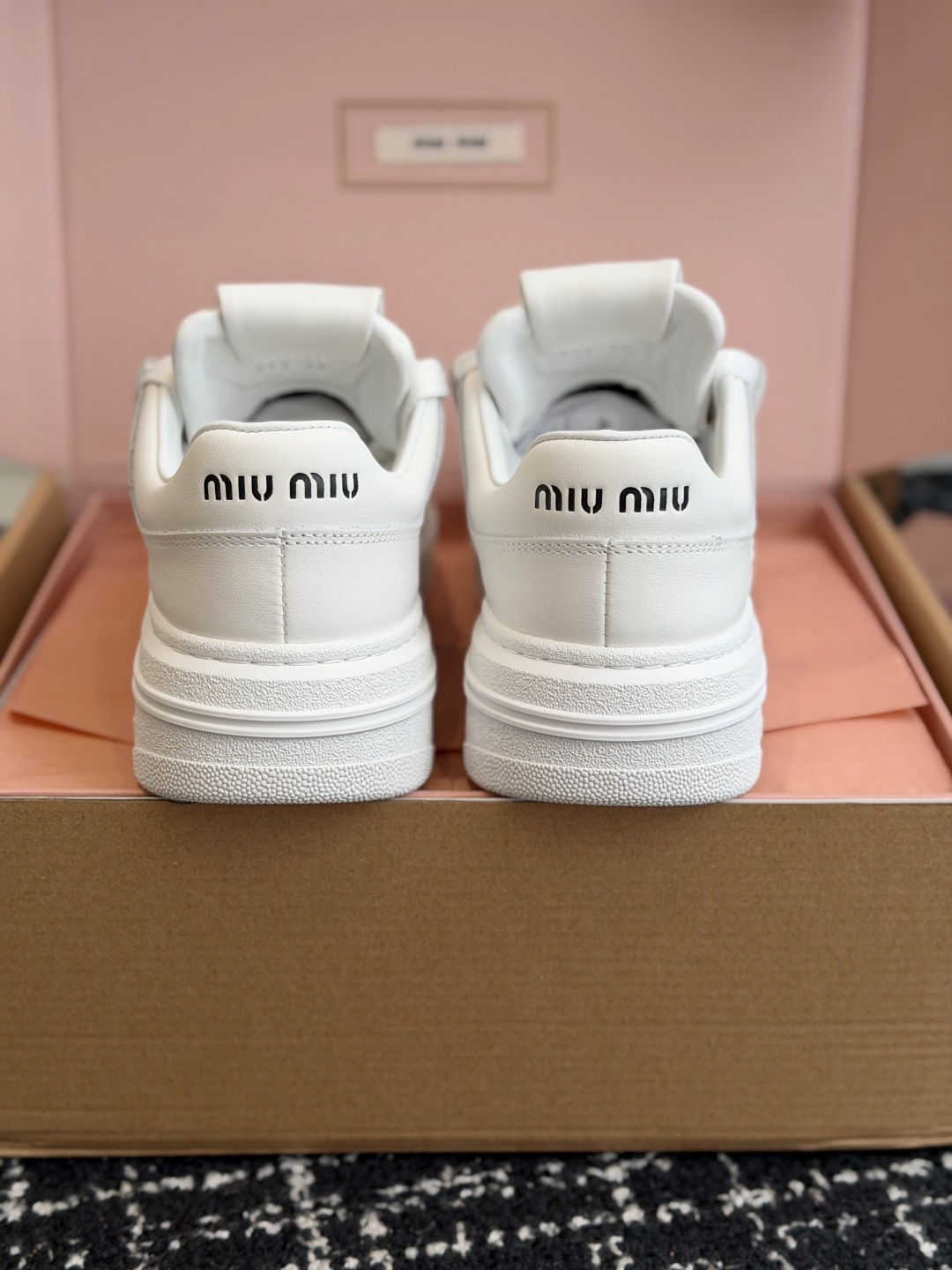 代购级 Miu Miu 26ss 缪缪厚底饼干底 26ss 新款英伦风系带 小白鞋 休闲鞋 MiuMiu秀场适当独一无二 代购级 Miu Miu 26ss 缪缪厚底饼干底 26ss 新款英伦风系带 小白鞋 休闲鞋 MiuMiu秀场适当独一无二