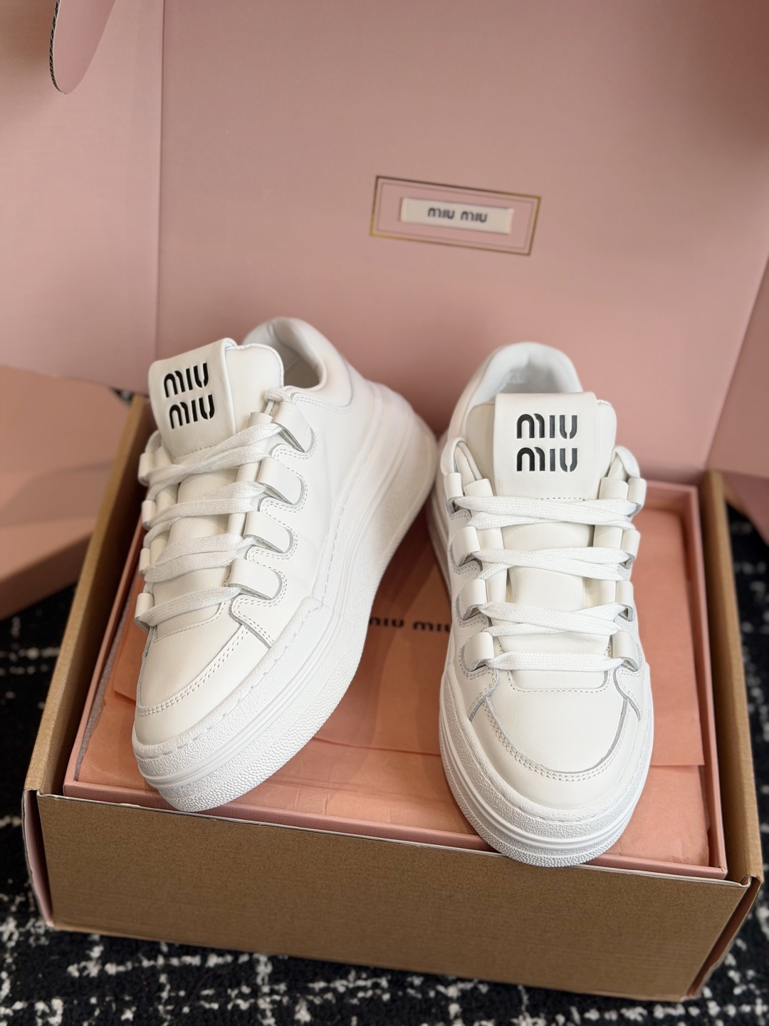 代购级 Miu Miu 26ss 缪缪厚底饼干底 26ss 新款英伦风系带 小白鞋 休闲鞋 MiuMiu秀场适当独一无二 代购级 Miu Miu 26ss 缪缪厚底饼干底 26ss 新款英伦风系带 小白鞋 休闲鞋 MiuMiu秀场适当独一无二