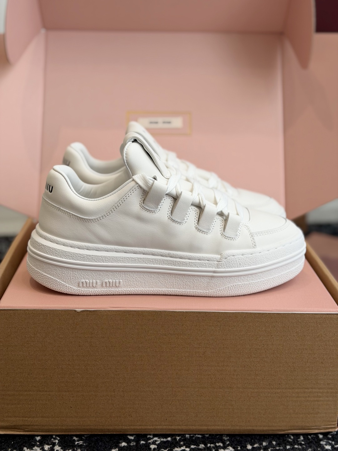 代购级 Miu Miu 26ss 缪缪厚底饼干底 26ss 新款英伦风系带 小白鞋 休闲鞋 MiuMiu秀场适当独一无二 代购级 Miu Miu 26ss 缪缪厚底饼干底 26ss 新款英伦风系带 小白鞋 休闲鞋 MiuMiu秀场适当独一无二