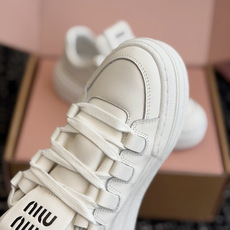 代购级 Miu Miu 26ss 缪缪厚底饼干底 26ss 新款英伦风系带 小白鞋 休闲鞋 MiuMiu秀场适当独一无二 代购级 Miu Miu 26ss 缪缪厚底饼干底 26ss 新款英伦风系带 小白鞋 休闲鞋 MiuMiu秀场适当独一无二