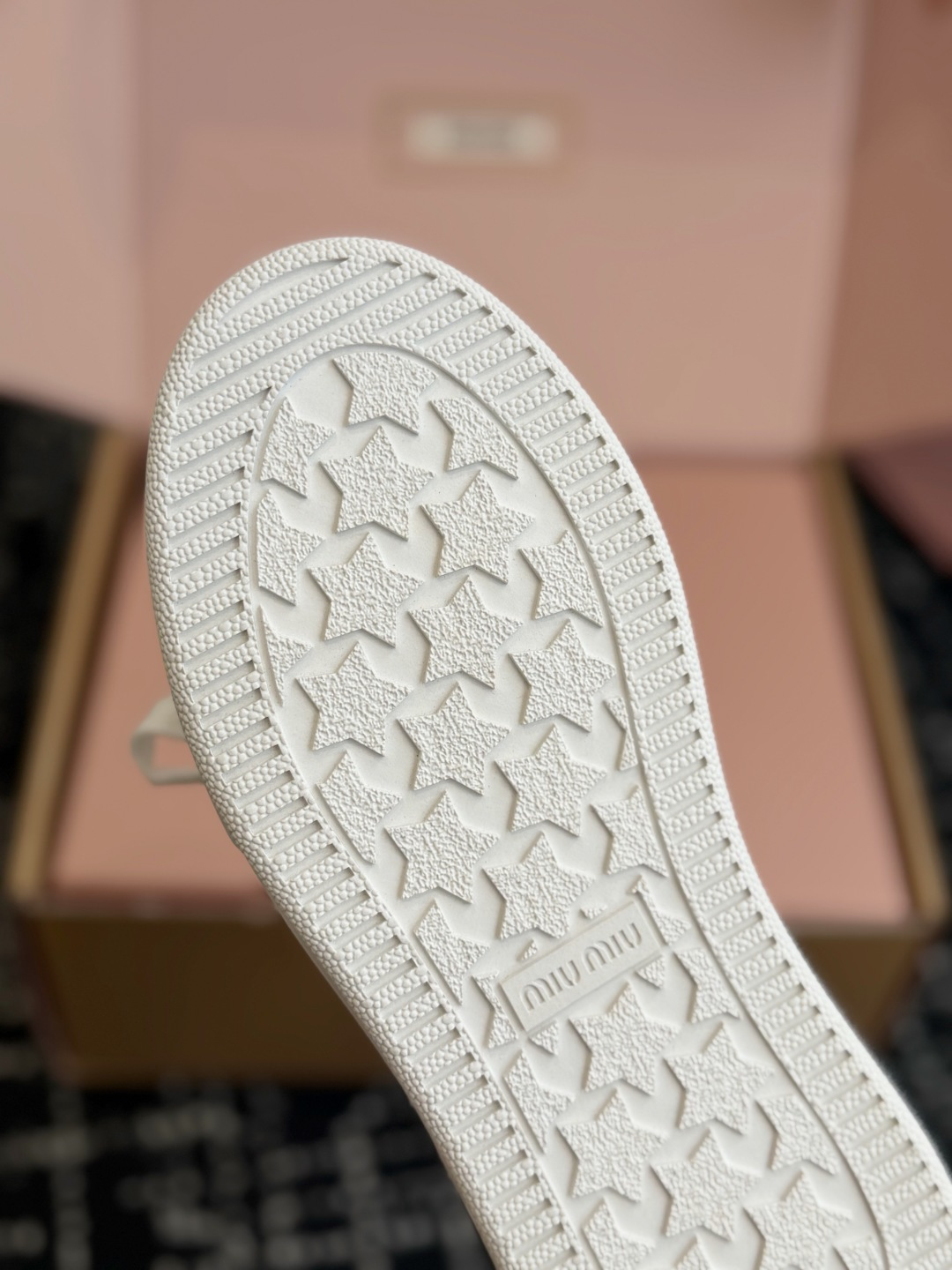 代购级 Miu Miu 26ss 缪缪厚底饼干底 26ss 新款英伦风系带 小白鞋 休闲鞋 MiuMiu秀场适当独一无二 代购级 Miu Miu 26ss 缪缪厚底饼干底 26ss 新款英伦风系带 小白鞋 休闲鞋 MiuMiu秀场适当独一无二