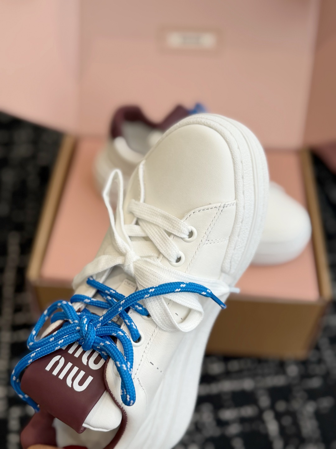 代购级 Miu Miu 26ss 缪缪厚底饼干底 26ss 新款英伦风系带 小白鞋 休闲鞋 MiuMiu秀场适当独一无二 代购级 Miu Miu 26ss 缪缪厚底饼干底 26ss 新款英伦风系带 小白鞋 休闲鞋 MiuMiu秀场适当独一无二