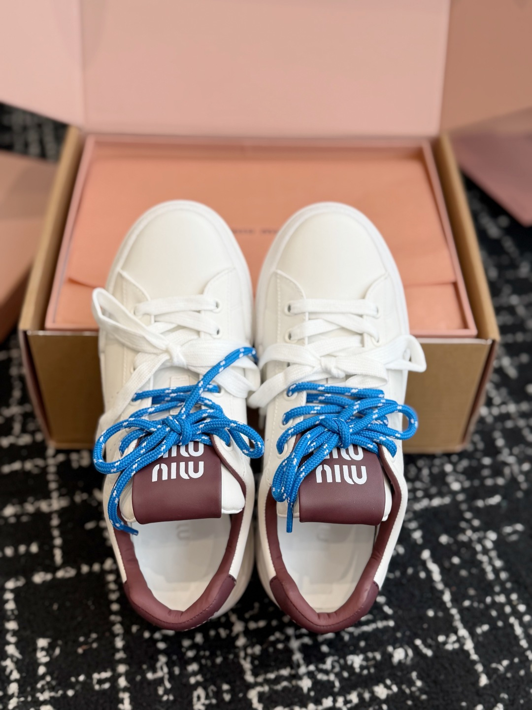 代购级 Miu Miu 26ss 缪缪厚底饼干底 26ss 新款英伦风系带 小白鞋 休闲鞋 MiuMiu秀场适当独一无二 代购级 Miu Miu 26ss 缪缪厚底饼干底 26ss 新款英伦风系带 小白鞋 休闲鞋 MiuMiu秀场适当独一无二