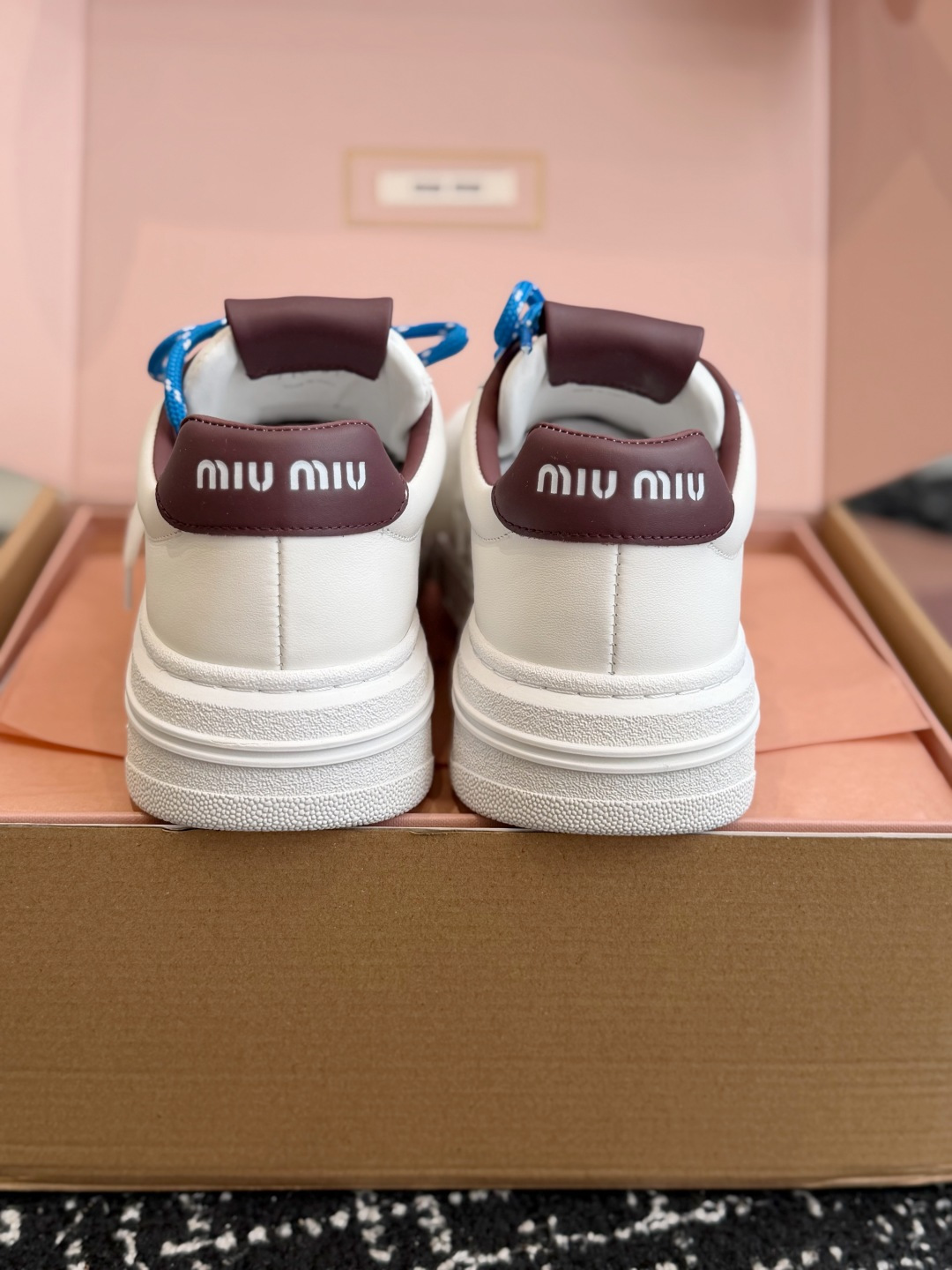 代购级 Miu Miu 26ss 缪缪厚底饼干底 26ss 新款英伦风系带 小白鞋 休闲鞋 MiuMiu秀场适当独一无二 代购级 Miu Miu 26ss 缪缪厚底饼干底 26ss 新款英伦风系带 小白鞋 休闲鞋 MiuMiu秀场适当独一无二