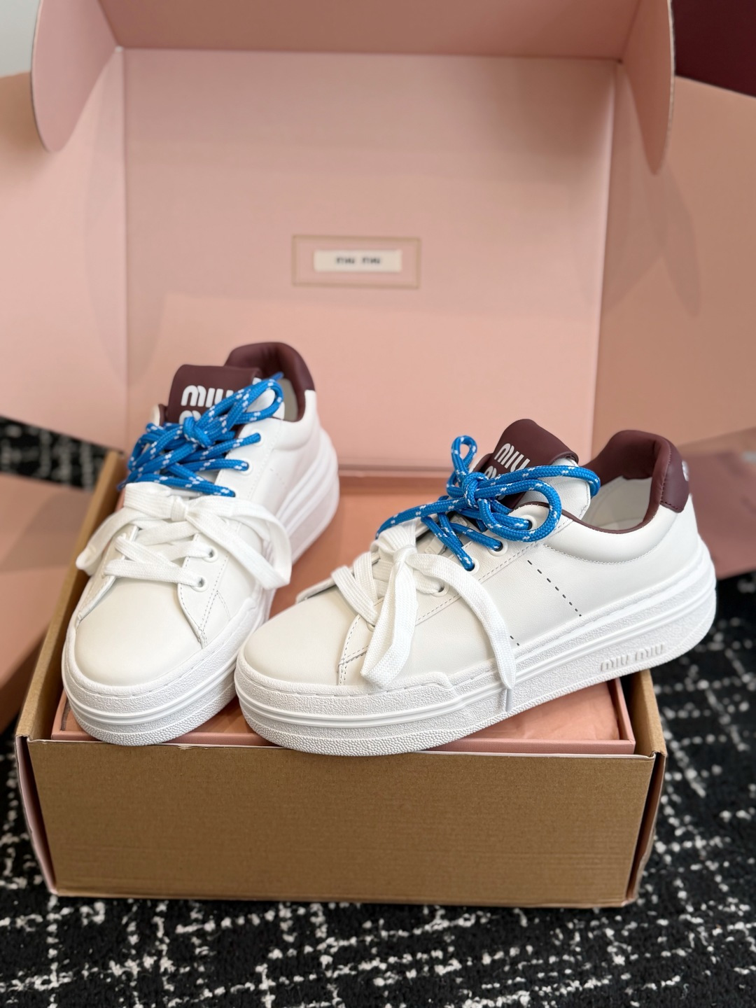 代购级 Miu Miu 26ss 缪缪厚底饼干底 26ss 新款英伦风系带 小白鞋 休闲鞋 MiuMiu秀场适当独一无二 代购级 Miu Miu 26ss 缪缪厚底饼干底 26ss 新款英伦风系带 小白鞋 休闲鞋 MiuMiu秀场适当独一无二