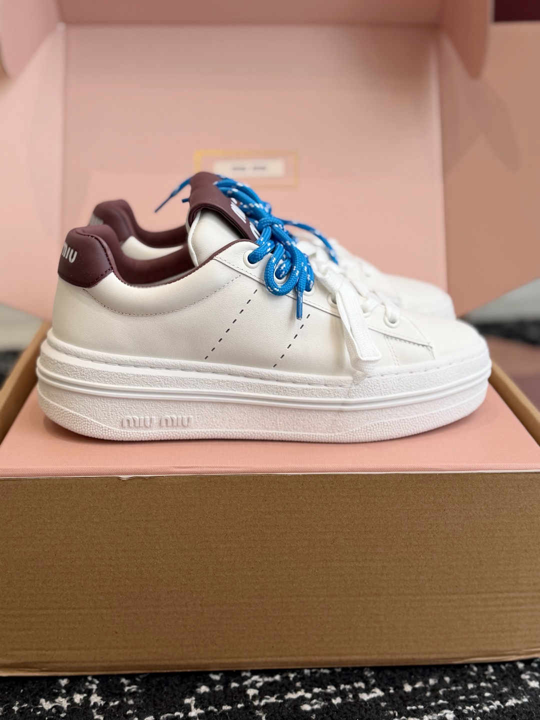 代购级 Miu Miu 26ss 缪缪厚底饼干底 26ss 新款英伦风系带 小白鞋 休闲鞋 MiuMiu秀场适当独一无二 代购级 Miu Miu 26ss 缪缪厚底饼干底 26ss 新款英伦风系带 小白鞋 休闲鞋 MiuMiu秀场适当独一无二