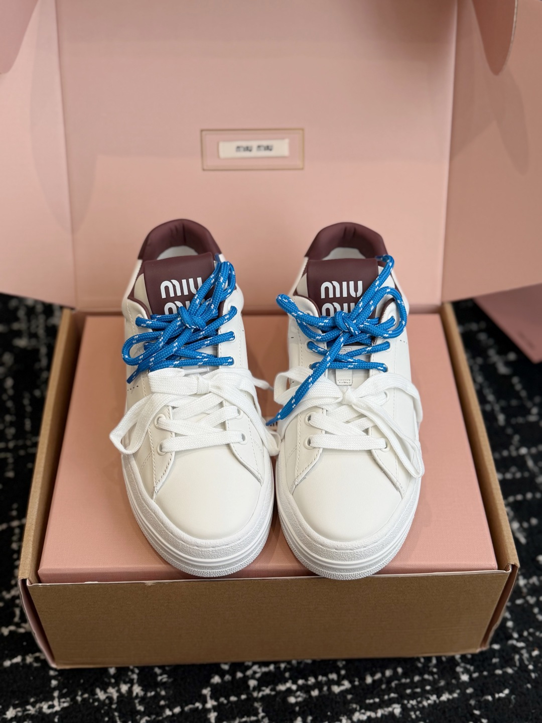 代购级 Miu Miu 26ss 缪缪厚底饼干底 26ss 新款英伦风系带 小白鞋 休闲鞋 MiuMiu秀场适当独一无二 代购级 Miu Miu 26ss 缪缪厚底饼干底 26ss 新款英伦风系带 小白鞋 休闲鞋 MiuMiu秀场适当独一无二